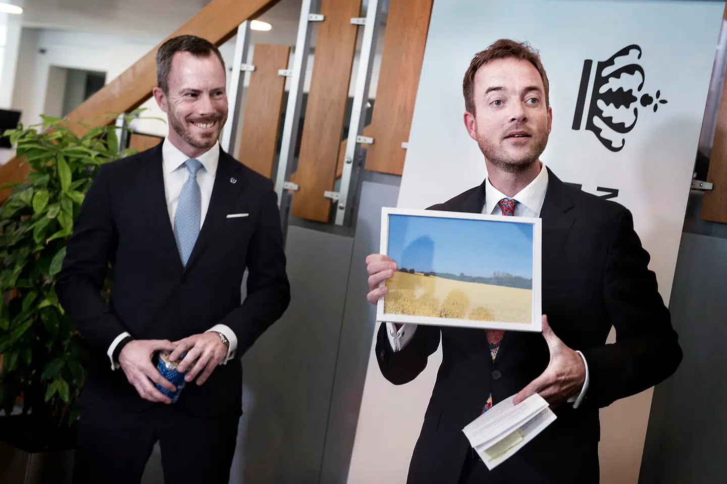 Den nyudnævnte miljø- og fødevareminister Jakob Ellemann-Jensen (V) varslede ved ministeroverdragelsen i Miljø- og fødevareministreriet den 2. maj en mere omfavnende kurs over for ulven end sin forgænger Esben Lunde Larsen (V).