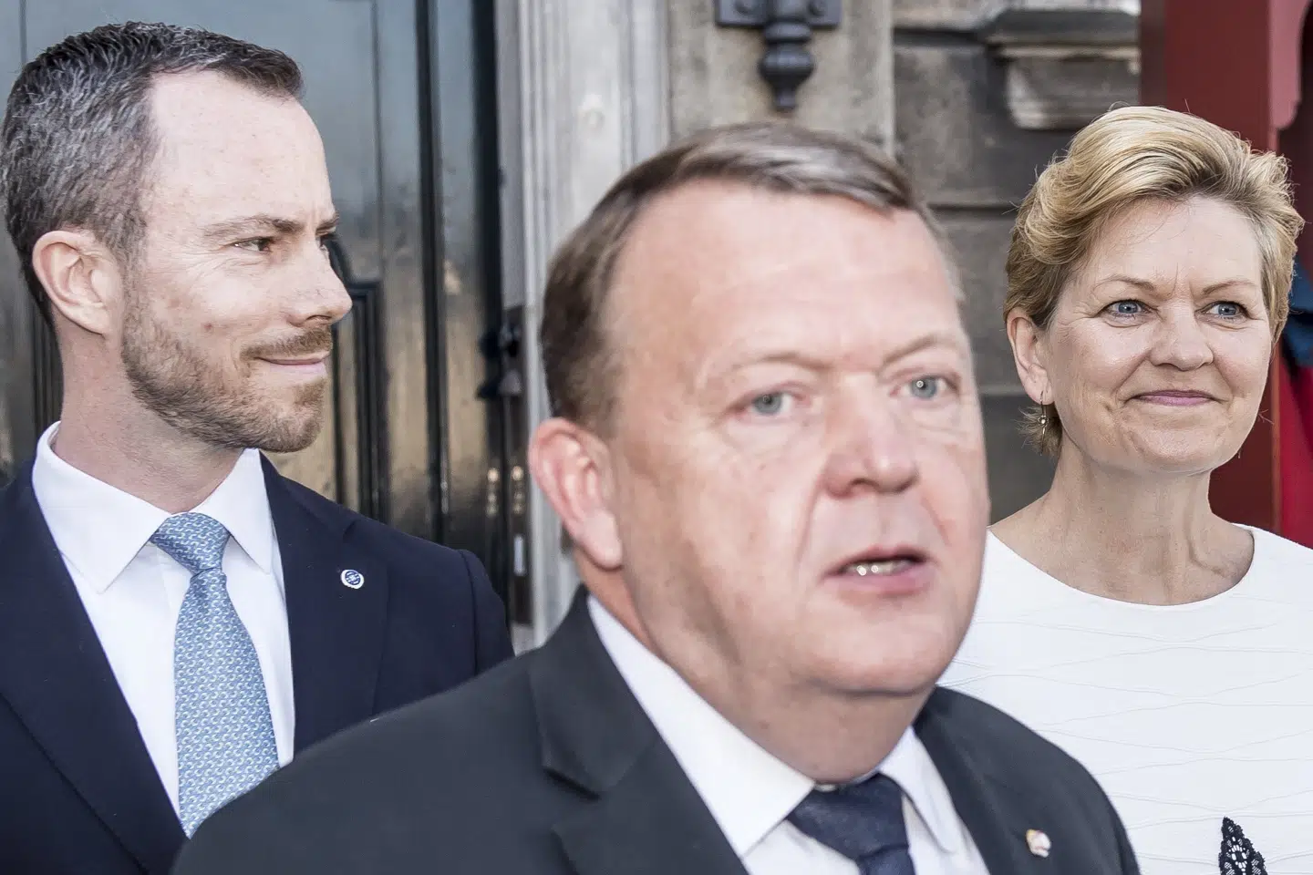 Den nye miljø- og fødevareminister, Jakob Ellemann-Jensen (tv), står foran Amalienborg, hvor han blev præsenteret for dronning Margrethe af statsminister Lars Løkke Rasmussen (midten) sammen med den ny minister for fiskeri og nordisk samarbejde, Eva Kjer Hansen (th). Scanpix/Mads Claus Rasmussen