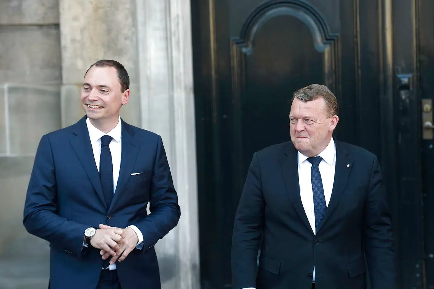 Tommy Ahlers og Lars Løkke Rasmussen foran Christian XI's Palæ, hvor statsministeren onsdag formiddag præsenterede de nye ministre for dronningen.