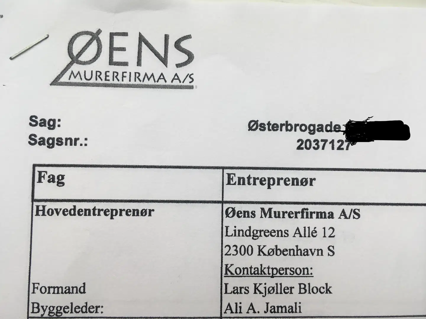 Adskillige dokumenter i byggesagen dokumenterer, at Øens Murerfirma stod for hovedentreprise, hvilket også bekræftes af underentreprenøren Rasmus Carstensen.