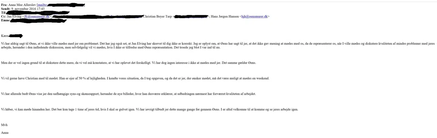 Anna Mee Allerslev skriver i en e-mail til en underentreprenør, at Øens Murerfirma repræsenterer hende og hendes ægtemand overfor de andre entreprenører i byggesagen.