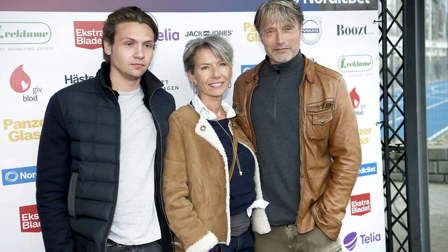 Mads Mikkelsen var mødt op i Parken med sin kone, Hanne Jacobsen, og deres søn, Carl Jacobsen Mikkelsen.