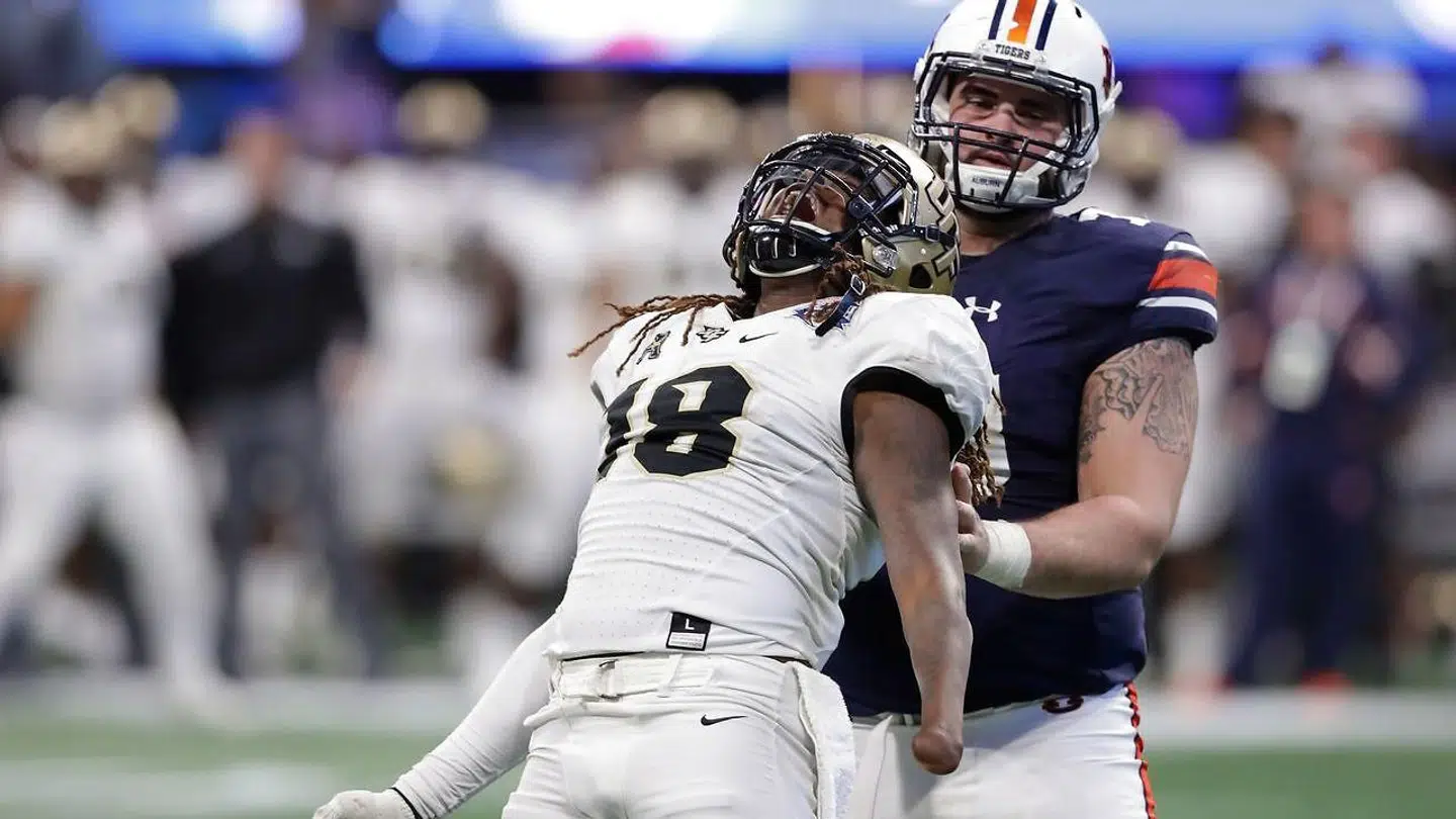 Shaquem Griffin brøler under en kamp mellem hans universitetshold Central Florida Knights og modstanderholdet Auburn Tigers.