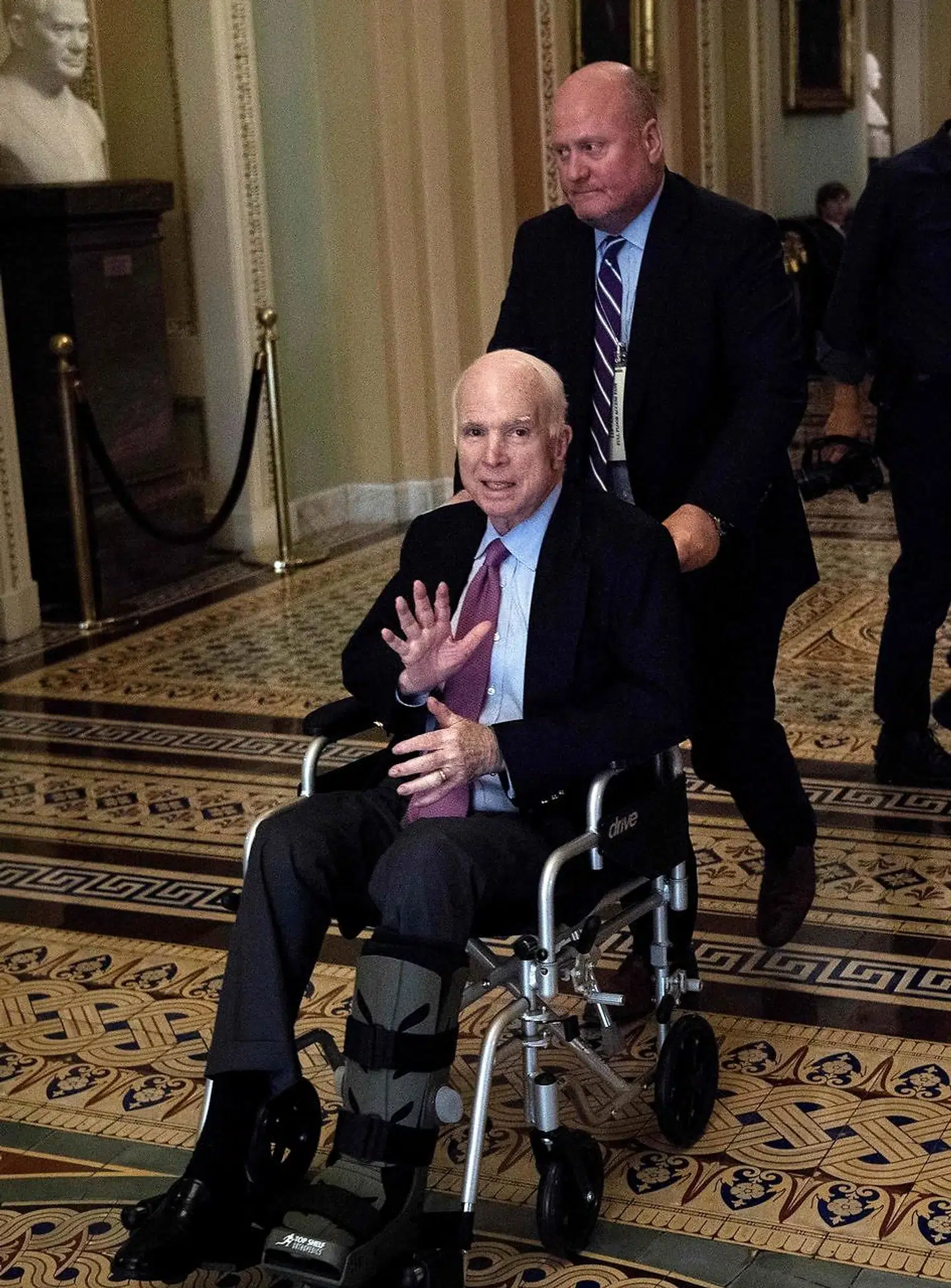 McCain fotograferet i kørestol i Washington i december sidste år.