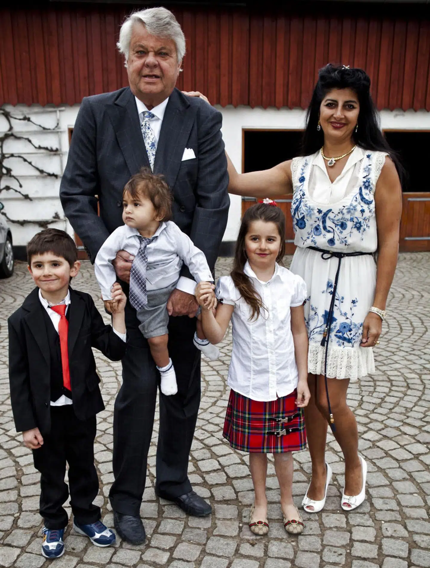 Et foto fra Christian Kjærs 70 årsfødselsdag i 2013 af fødselaren, hans kone Susan Astani og børnene (fra venstre) Leon, Stella og Alexander. Sidstnævnte er i dag fem år gammel, men har aldrig mødt sin halvsøster Michala Kjær.