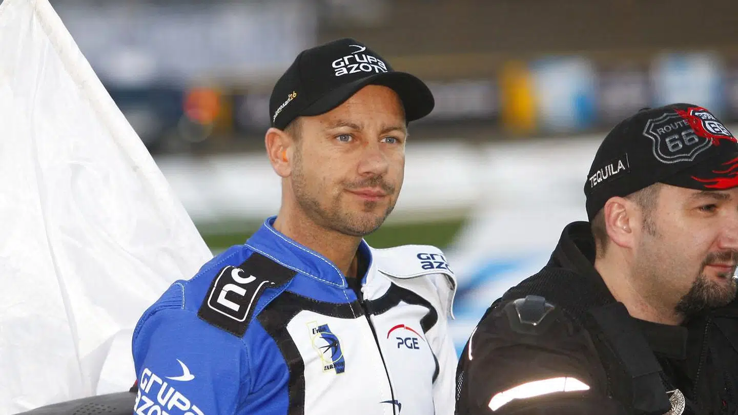 Nicki Pedersen slap for brud i nakken. Til gengæld brækkede han sin højre hånd og fik måske også en hjernerystelse.