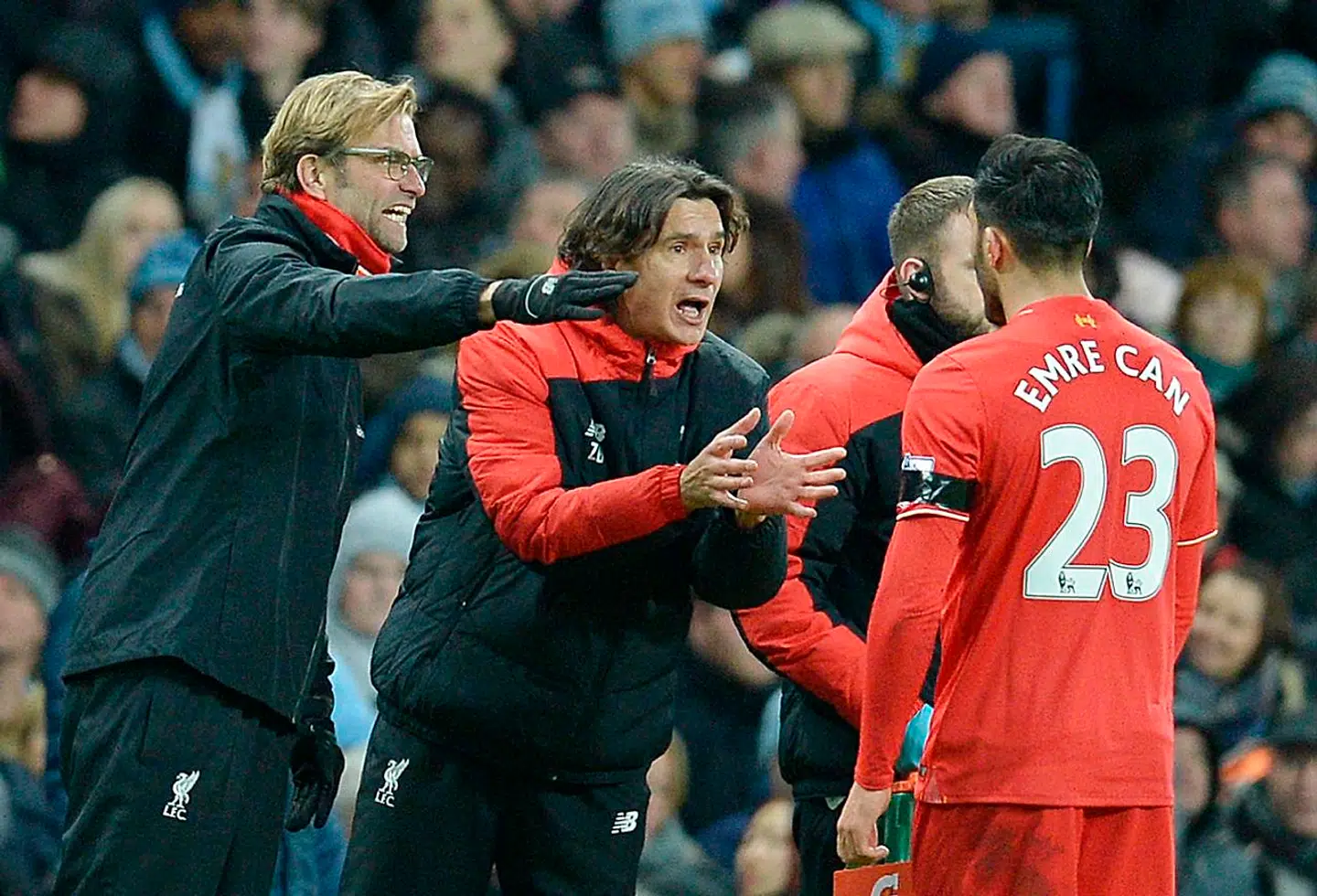 Jürgen Klopp og Zeljko Buvac giver dessiner til Emre Can under en kamp