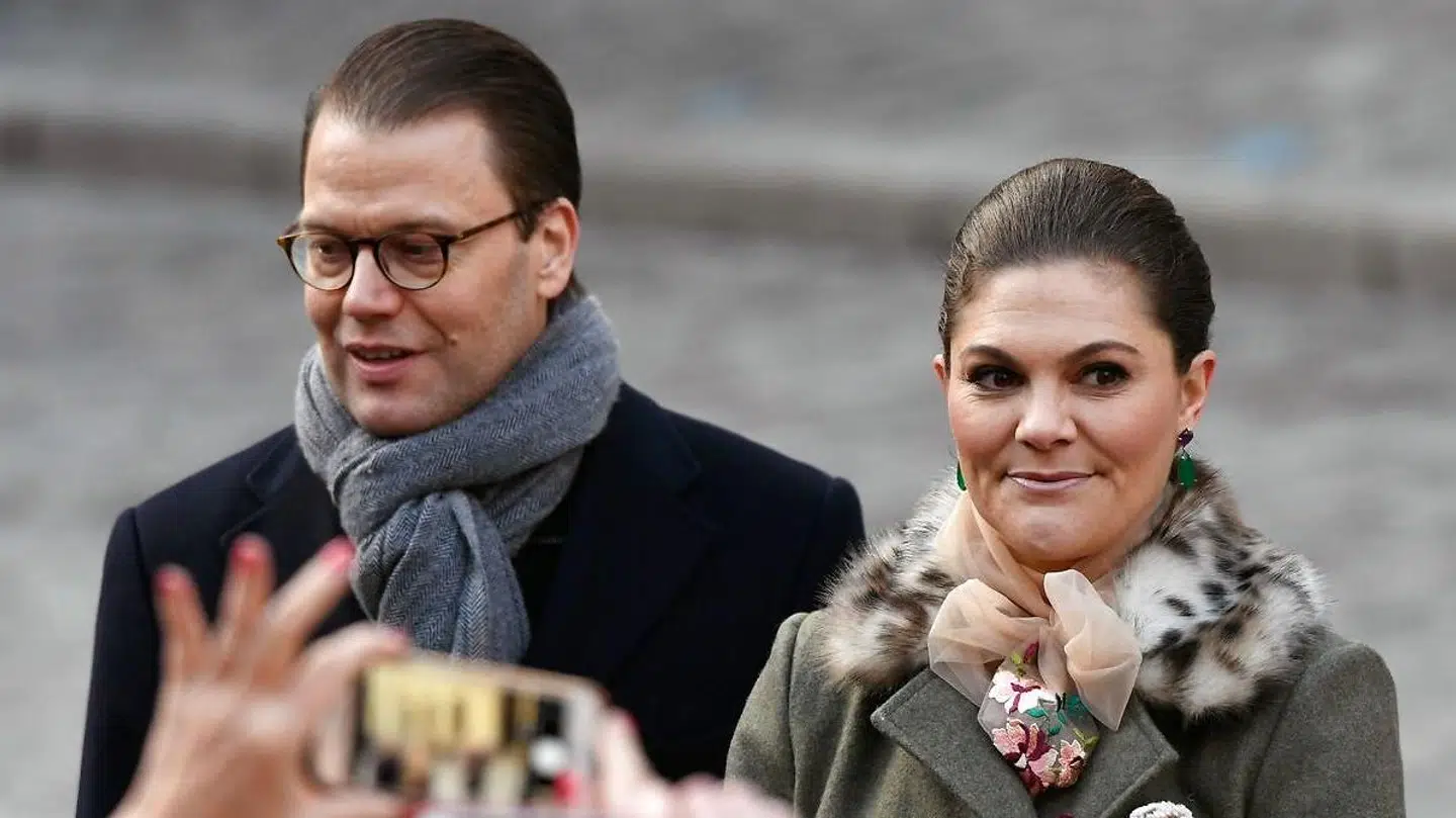 Den svenske kronprinsesse er angiveligt også blevet befamlet af den skandaleramte svenske teaterinstruktør Jean-Calude Arnault, skriver flere svenske medier.