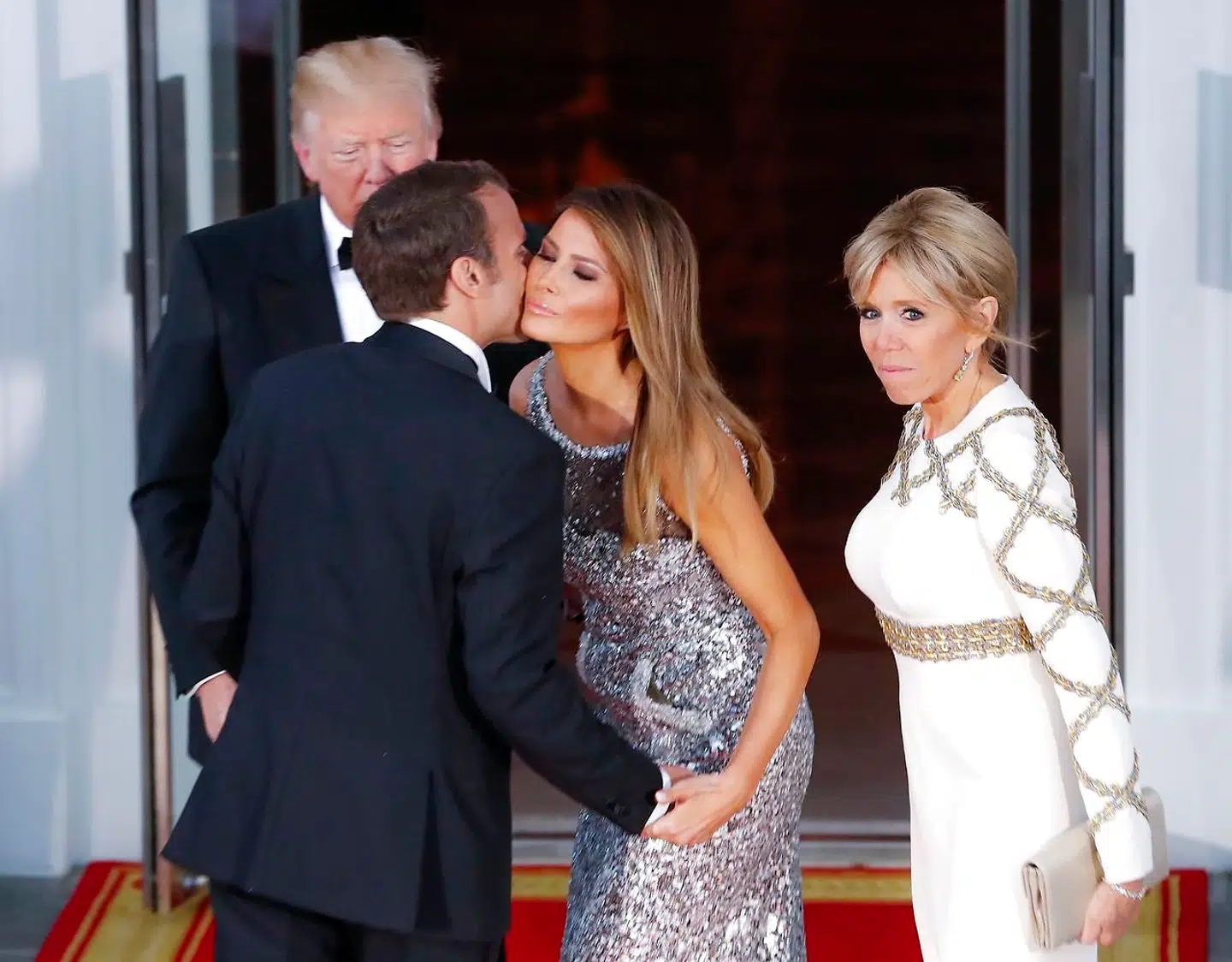 Melania byder den franske præsident Emmanuel Macron velkommen til statsmiddagen.