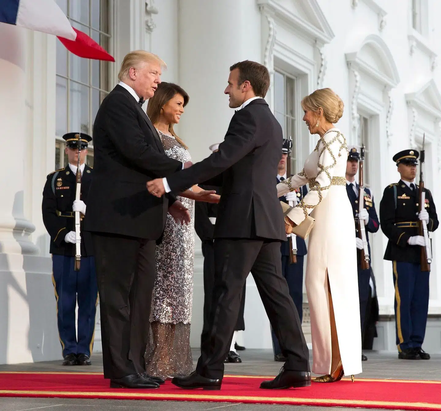 Præsident Donald J. Trump og Melania Trump byder den franske præsident Emmanuel Macron og hans kone Brigitte Macron velkommen til statsmiddagen.