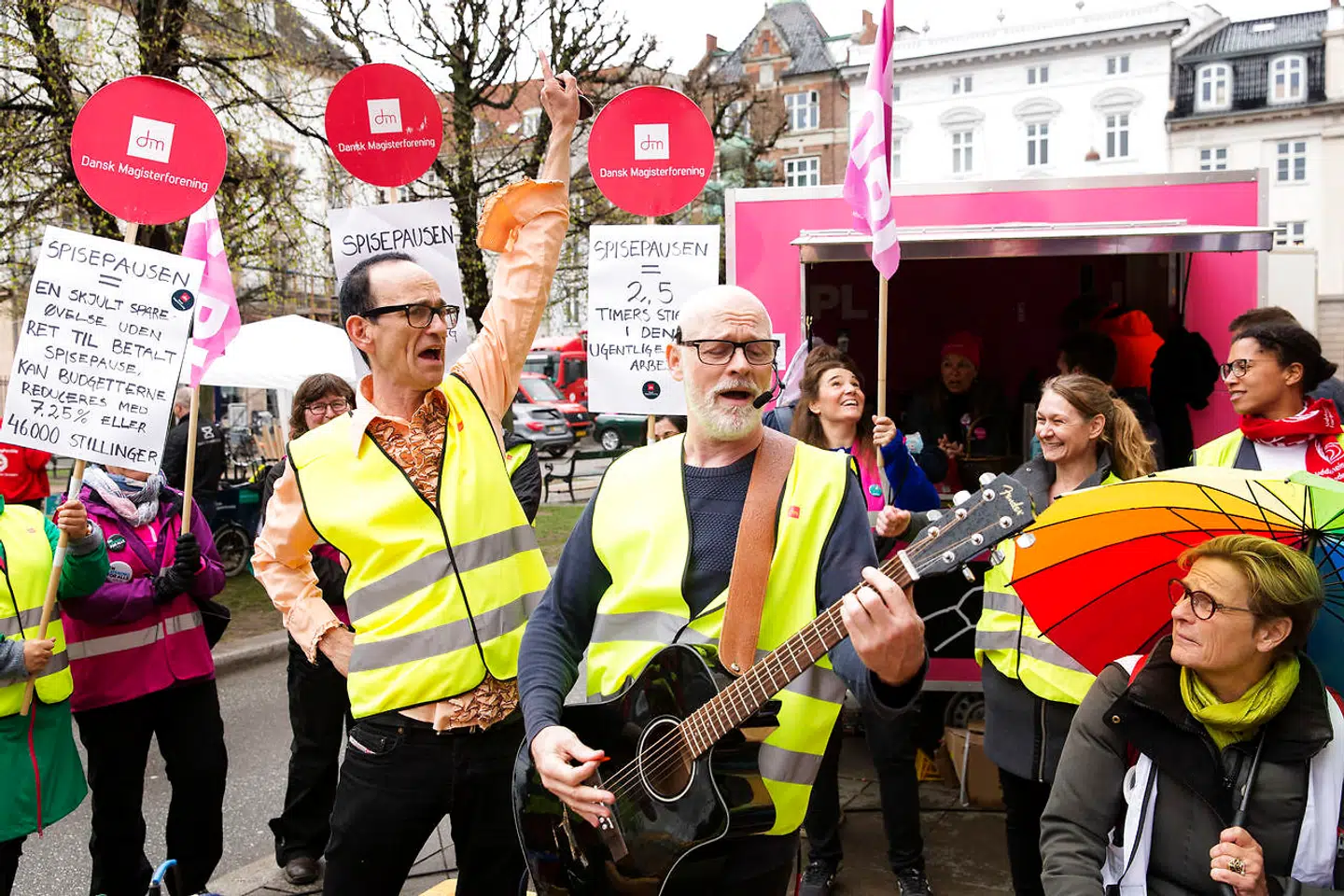 'Papkasseshow' underholder foran Forligsinstitutionen. Onsdag den 25. april 2018.