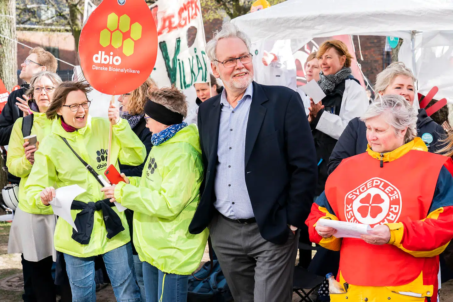 Her ses Dennis Kristensen blandt støtterne på gaden foran Forligsinstitutionen i København. Tirsdag den 24. april.