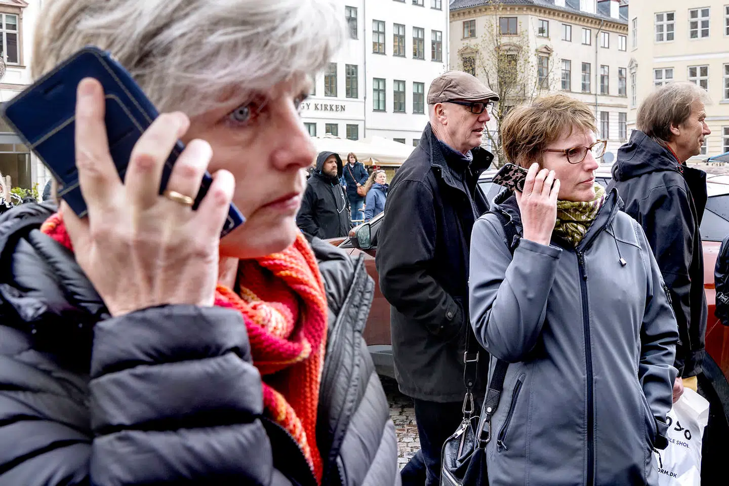 Masser af mennesker havde taget opstilling foran Københavns Byret i forbindelse, hvor de på deres mobiler fulgte domsafsigelsen.