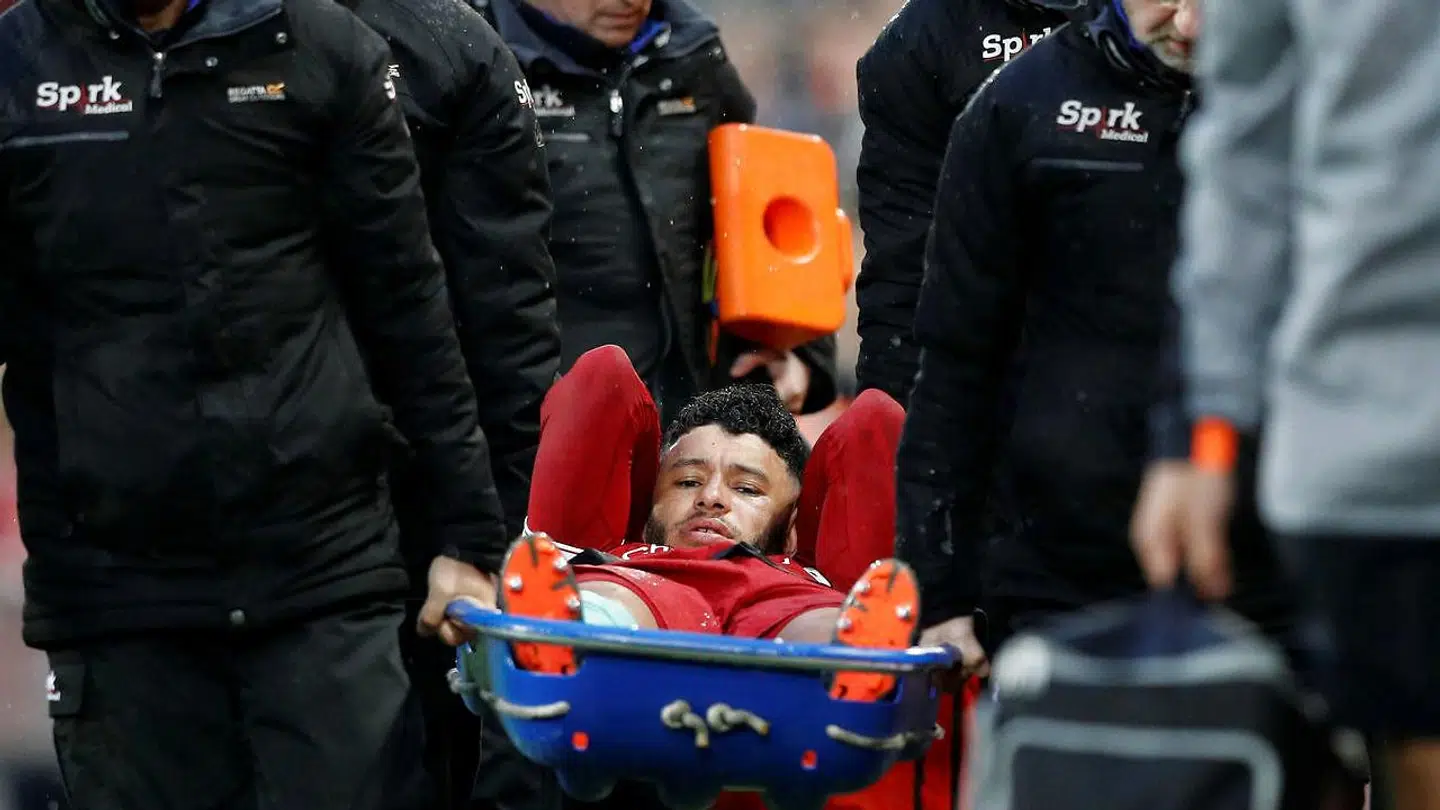 Den 24-årige midtbanespiller måtte bæres fra stadion.