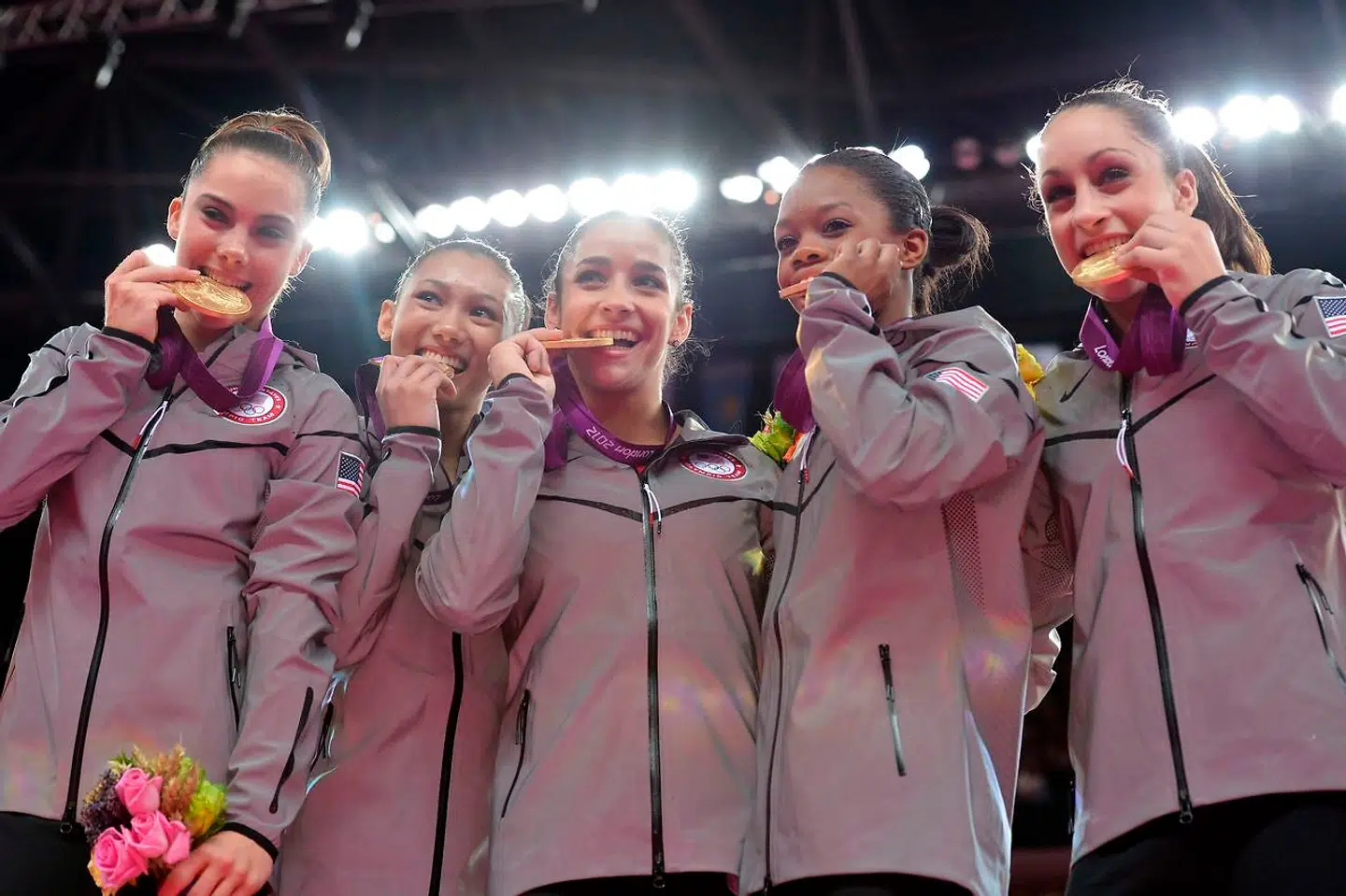 McKayla Maroney (tv.) var en del af den såkaldte 'Fierce Five', der vandt guld i holdisciplinen ved OL i 2012 - her er hun sammen med Kyla Ross, Alexandra Raisman, Gabrielle Douglas og Jordyn Wieber.