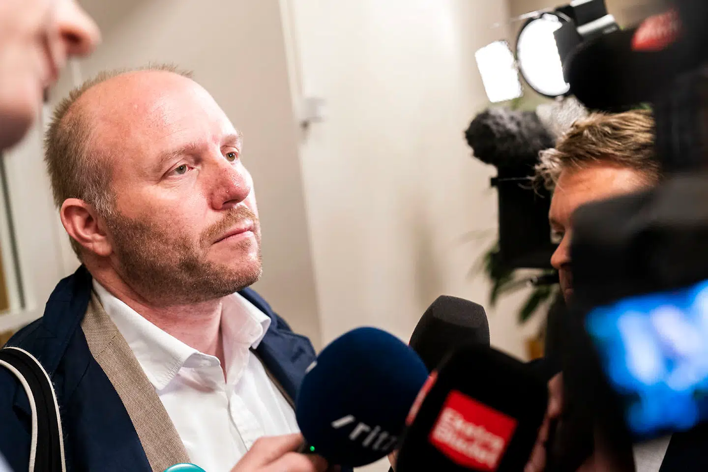 Formanden for AC Lars Qvistgaard forlader forhandlingerne i Forligsinstitutionen i København natten til onsdag uden en aftale.