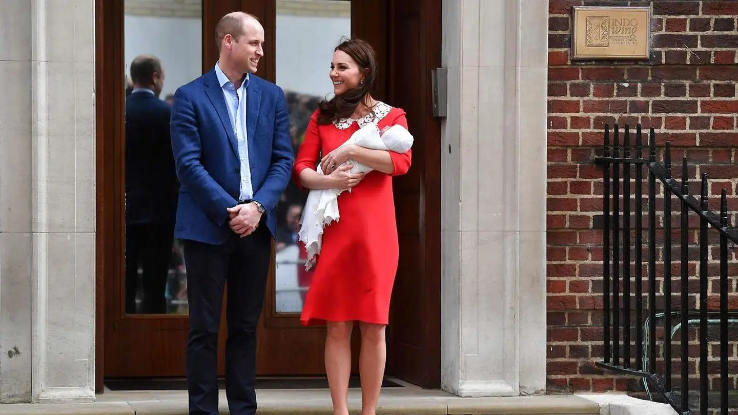 Prins William og Kate Middleton viser deres nye søn frem foran St Mary's Hospital i det centrale London d. 23. April 2018.