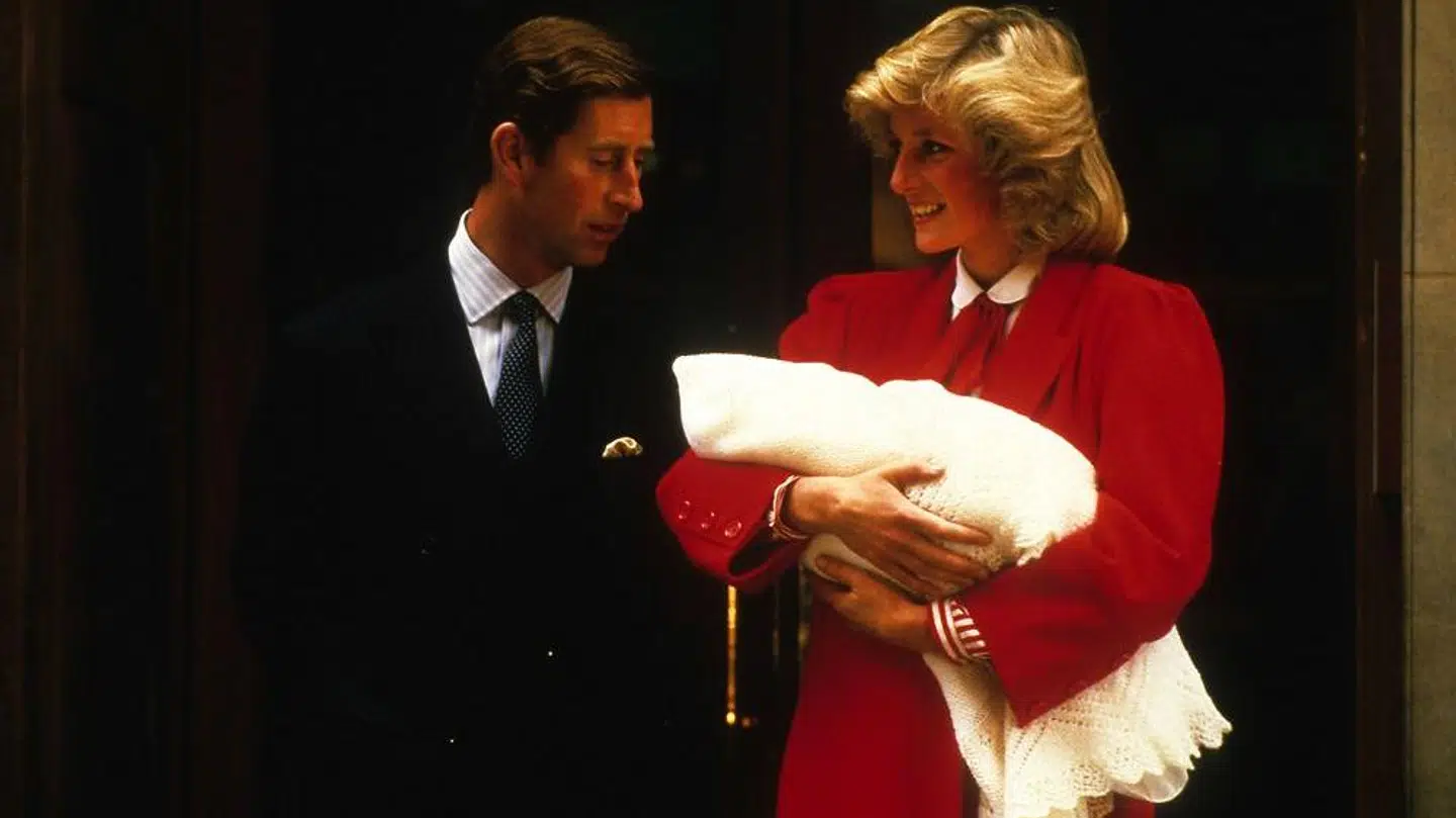 Prinsesse Diana, der til den dag i dag er et ikon for mange verden over, viser her prins Harry frem for offentligheden kort tid efter han blev født. Diana gik bort i en bilulykke d. 31 august 1997, men hendes tilstedeværelse i det britiske kongehus er ikke til at komme uden om. Mandag d. 23. april fødte Kate Middleton en søn og viste sig frem i en kjole, der sendte tankerne tilbage til prinsesse Diana.
