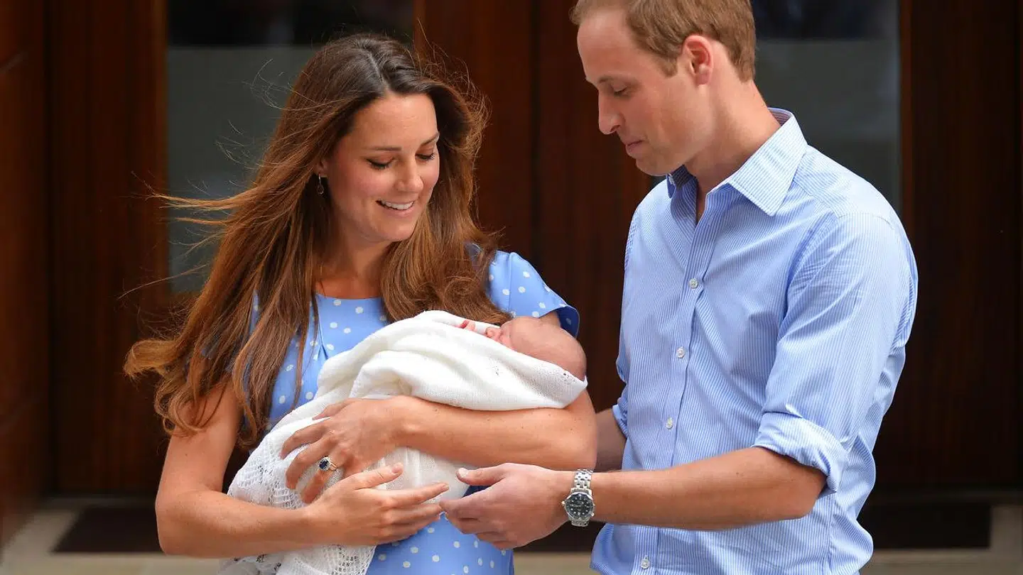 Kate Middleton og Prins William med den nyfødte prins George i juli 2013. Her bar hun også en Jenny Packham kjole, der for mange minder om den, som prinsesse Diana bar, da hun fødte prins Harry.
