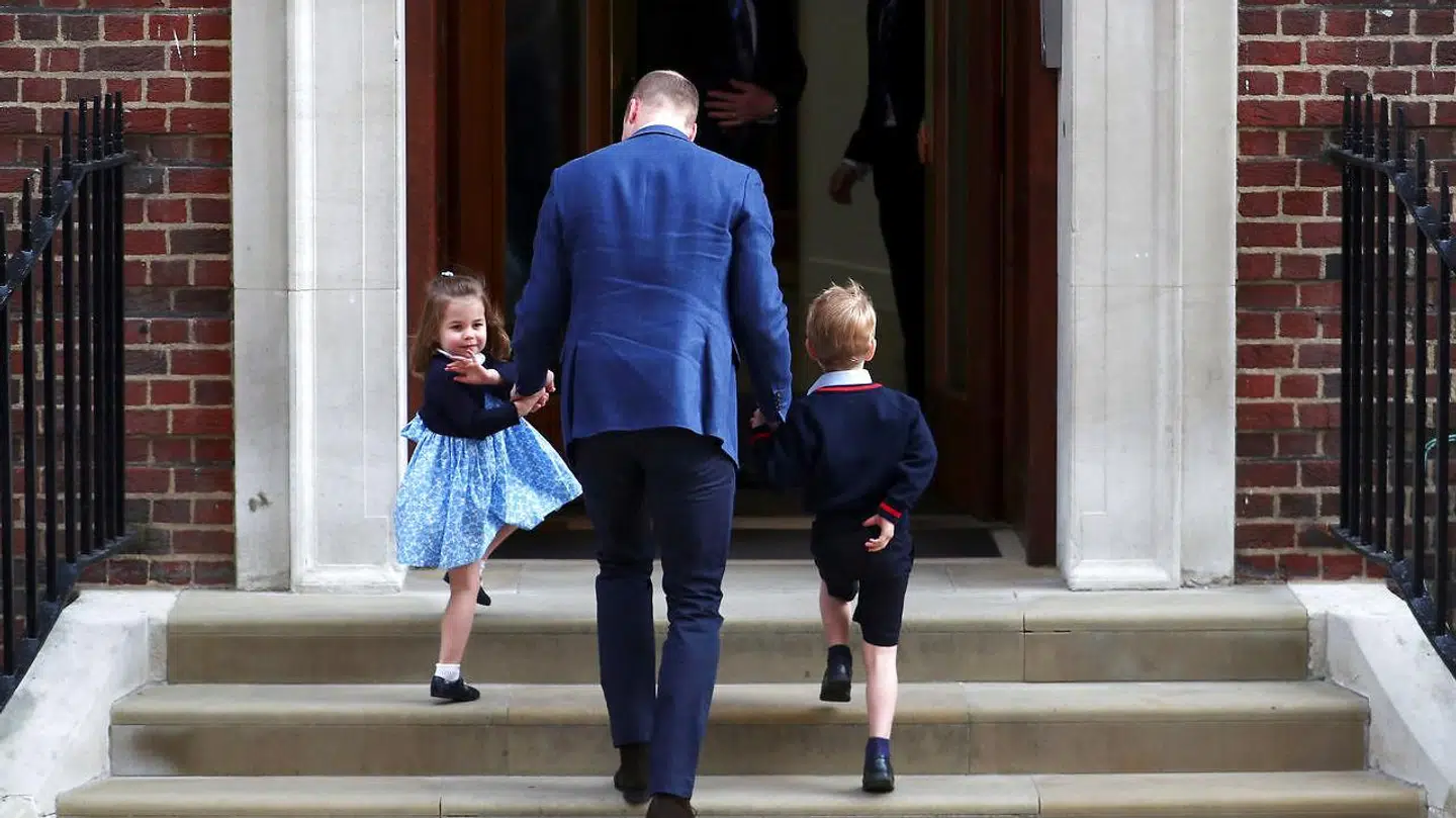 Her ankommer prins William til St Mary's Hospital, hvor Kate Middleton mandag eftermiddag fødte deres tredje barn. Sammen med prins William er børnene prins George og prinsesse Charlotte.