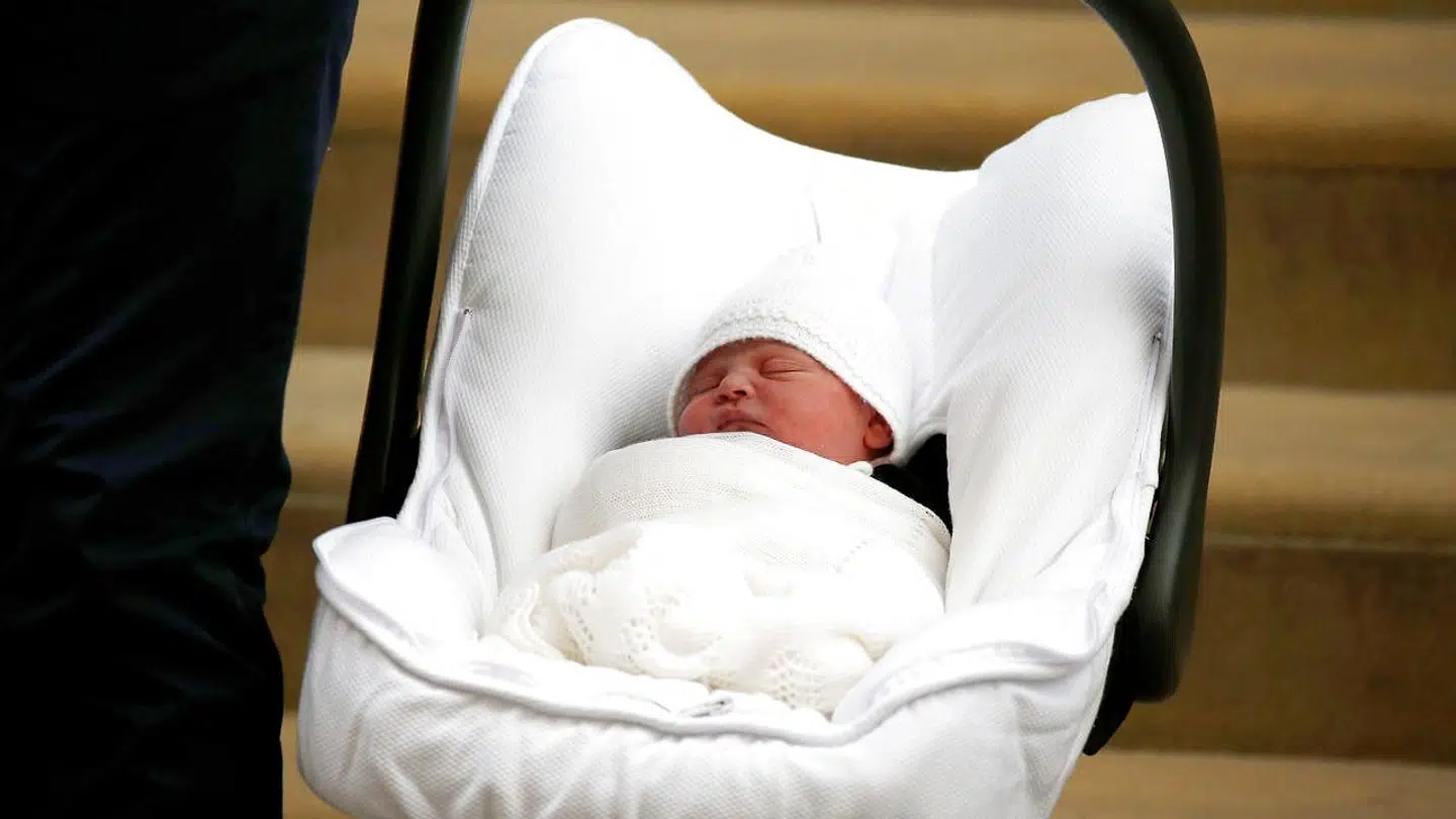 Kate Middleton, hertuginde af Cambridge, fødte mandag eftermiddag en søn. Kort efter fødslen viser de stolte forældre ham frem i offentligheden. Den lille prins bliver den femte i tronfølgen.