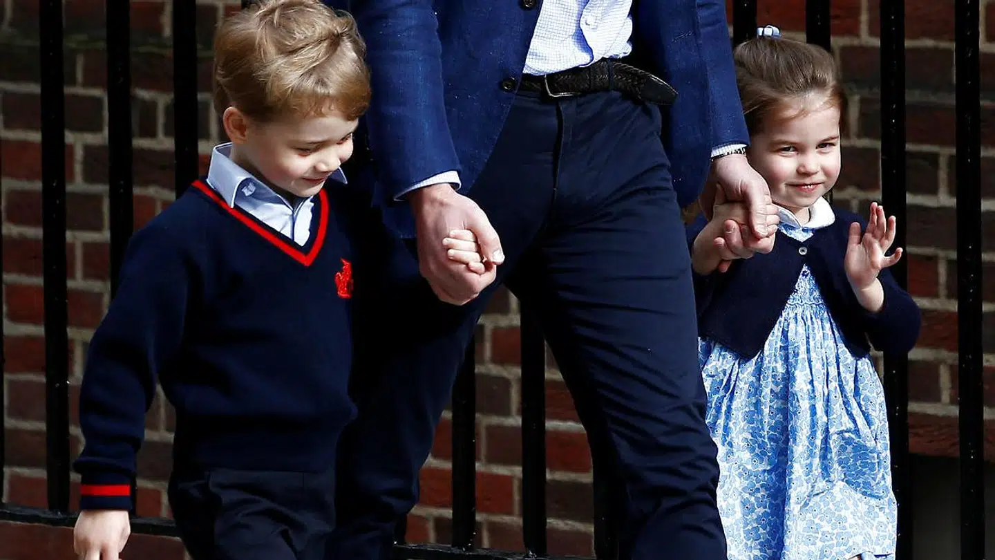 Prins George og prinsesse Charlotte ankommer til St Mary's Hospital i London for at møde deres nye lillebror.