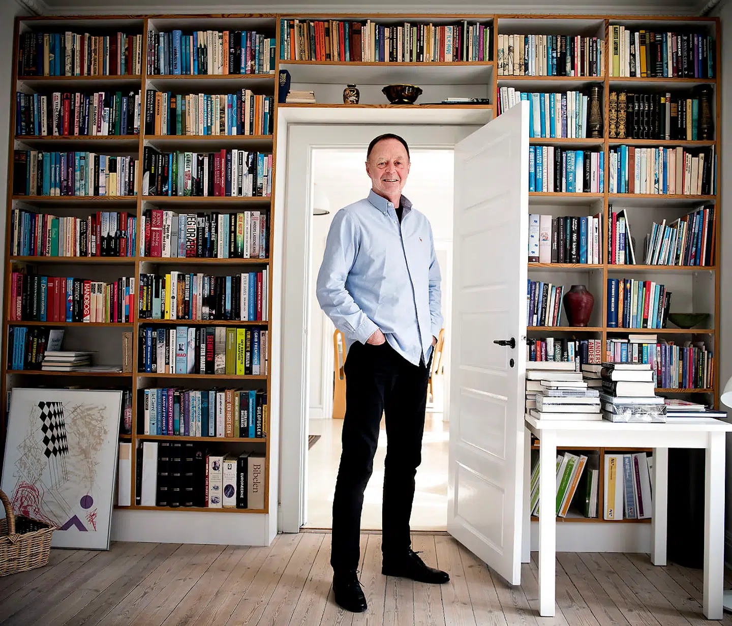 Bent Isager foran bogreolen i hjemmet på Frederiksberg.