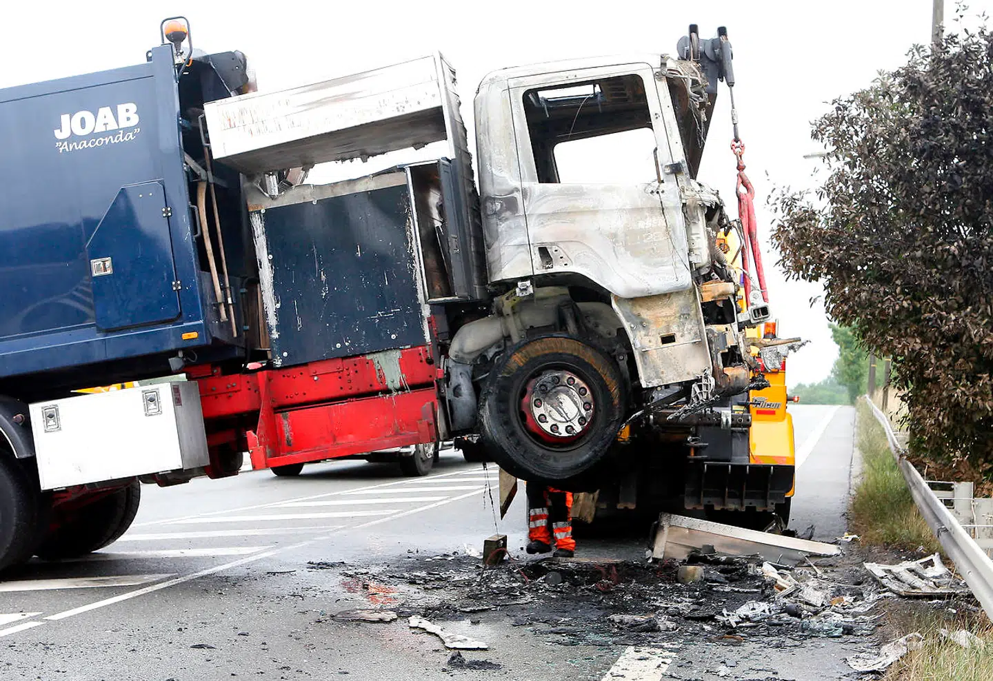 Et stort røveri fandt sted tidligt søndag morgen mod Dansk Værdihåndtering på Kornmarksvej i Brøndby. Flere store veje blev afspærret af stjålne lastvogne ligesom der var smidt partisansøm ud på kørebanerne. Denne renovationsvogn blev sat i brand på Vallensbæk Torvevej for at spærre af for politiet.