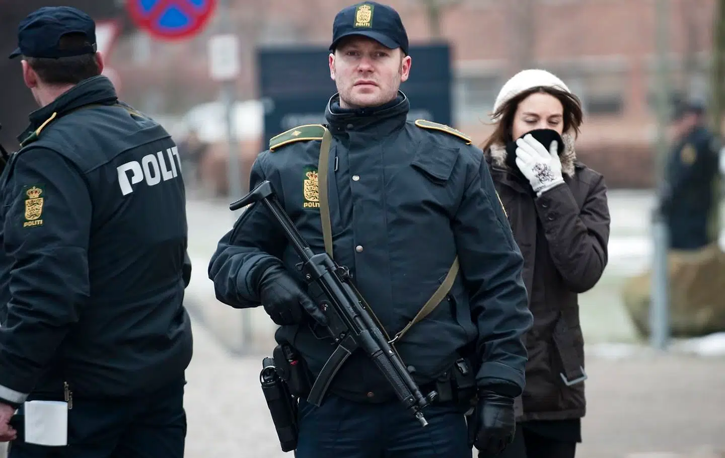 Sagen mod de 14 mænd, der er tiltalt for at have røvet 62 millioner kroner fra Dansk Værdihåndtering i Brøndby føres i retten Glostrup mandag formiddag d. 8. marts 2010. 80 betjente bevogter røveritiltalte.