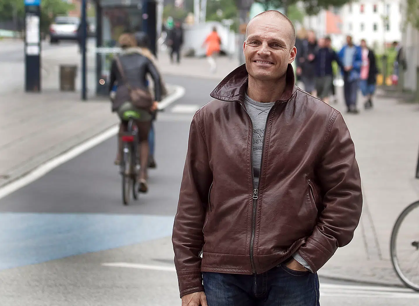 Stein Bagger er vokset op i Frederiksværk og blev landskendt for sin hovedrolle med at svindle for 831 millioner kroner i IT Factory. Siden sin dom på 7 års fængsel har han skiftet navn flere gange. I 2014 blev Stein Bagger prøveløsladt efter fem år og tre måneders fængsel.I 2017 fandt Ekstra Bladet frem til Bagger i en lille by uden for Stockholm, og siden da har han optrådt i artikler og tv-programmet ’Stein Bagger: Jagten på sandheden’, der forsøgte at få svar på, hvor de 200 millioner kroner, der stadig savnes fra bedrageriet, er blevet af.