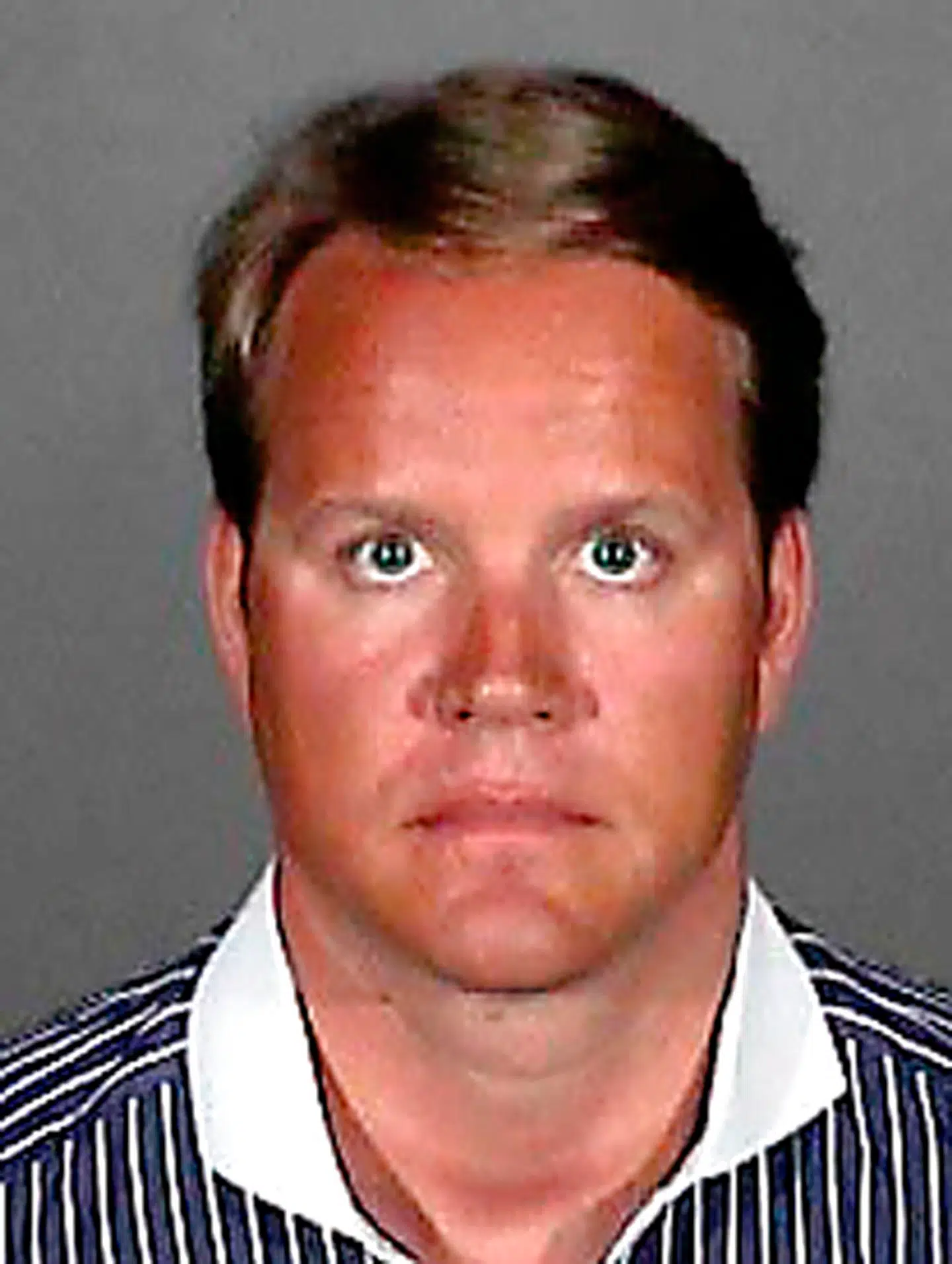 Svenskeren Carl Freer beskriver sig selv som en succesfuld iværksætter, opfinder og investor. Kammeradvokaten har dog en anden opfattelse af Freer, der mistænkes for at være involveret i selskaber, der har modtaget penge fra IT Factory-svindlen.Freer, der er kendt for at leve et luksuriøst liv, siges at være omkring 47 år gammel og bosiddende i Californien USA. I dag er han stadig involveret i en række firmaer, bl.a. i Dubai i De Forenede Arabiske Emirater og i Singapore. Han er desuden kendt for starte injuriesager mod journalister, der skriver om ham. Her ses han som 35-årig.