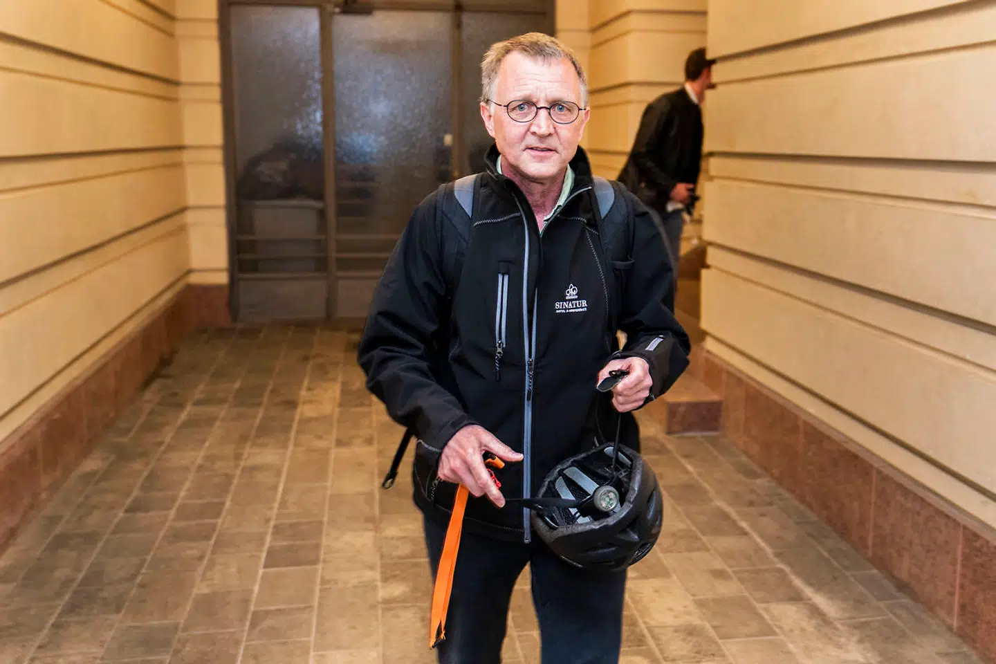Anders Bondo forlader Forligsinstitutionen i København. Sent søndag aften.