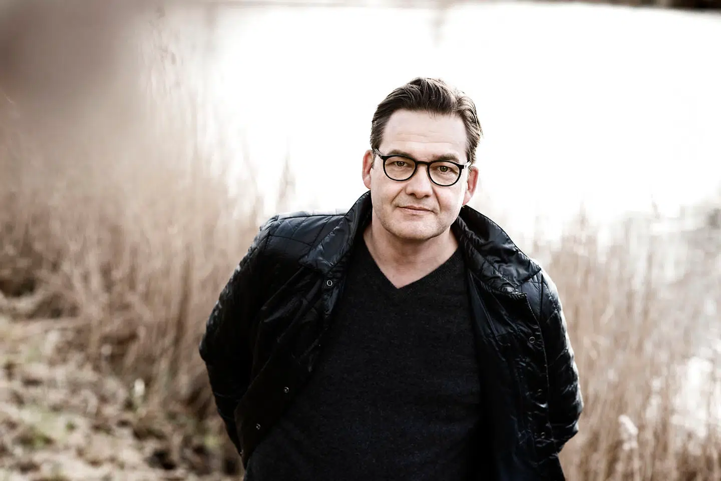 Først for to år siden gik det op for forfatter Christian Mørk, at den alternative behandler der kurerede ham for astma som ung var identisk med den berygtede nazispion Jenny Holm.