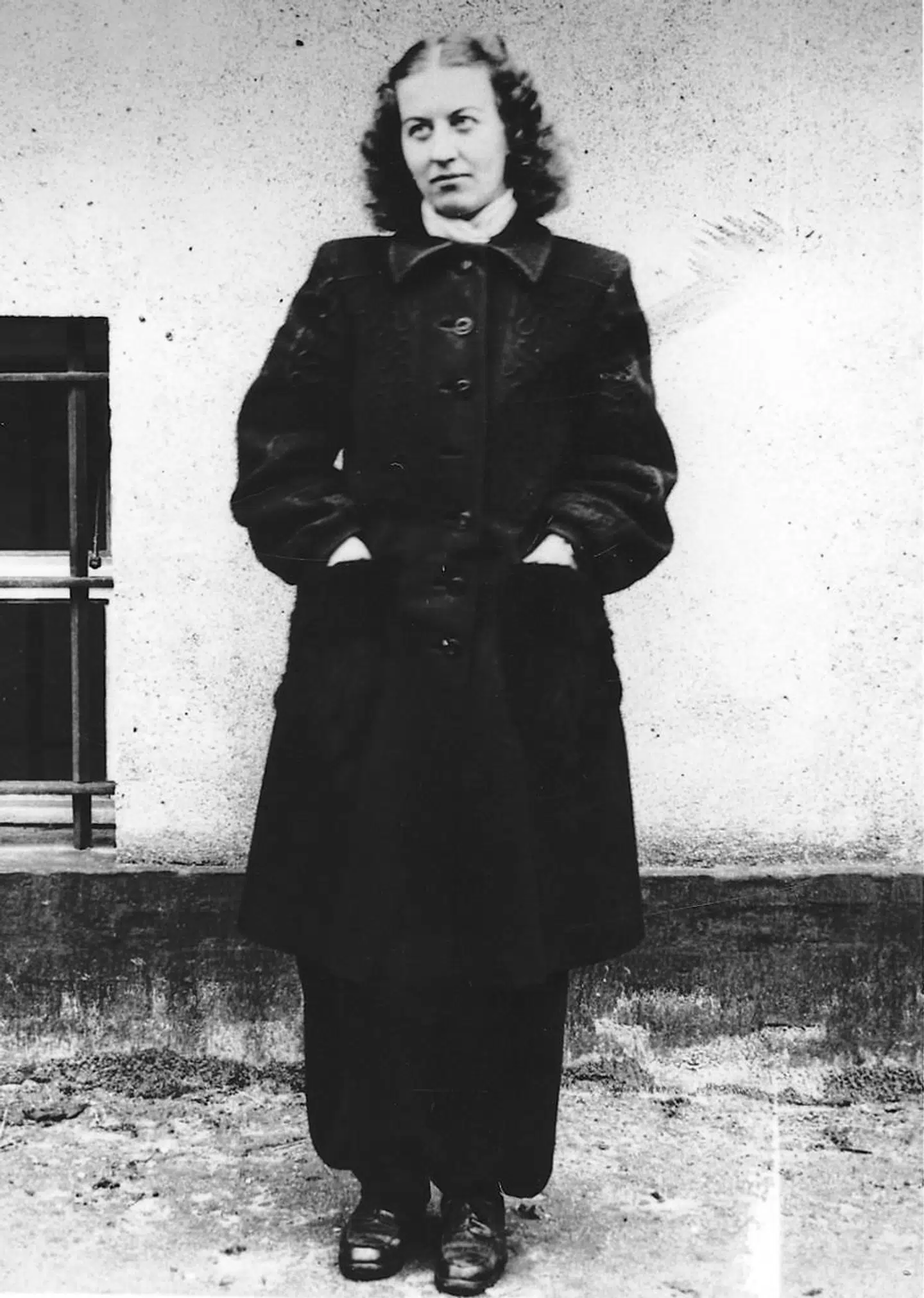 Der findes stort set ingen fotos af nazispion og stikker Jenny Holm. Selv hendes mange ægtemænd blev ikke fotograferet med hende. Her ses hun dog uden for Kolding Arrest under retssagen mod hende i 1948.