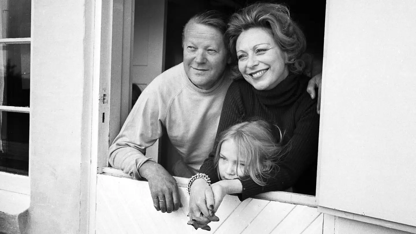 Det var i tiden som statsministerfrue, at skuespiller Helle Virker blev behandlet af den healer, som viste sig at være den berygtede nazispion Jenny Holm. Her ses hun med Jens Otto Krag og datteren Søsser.