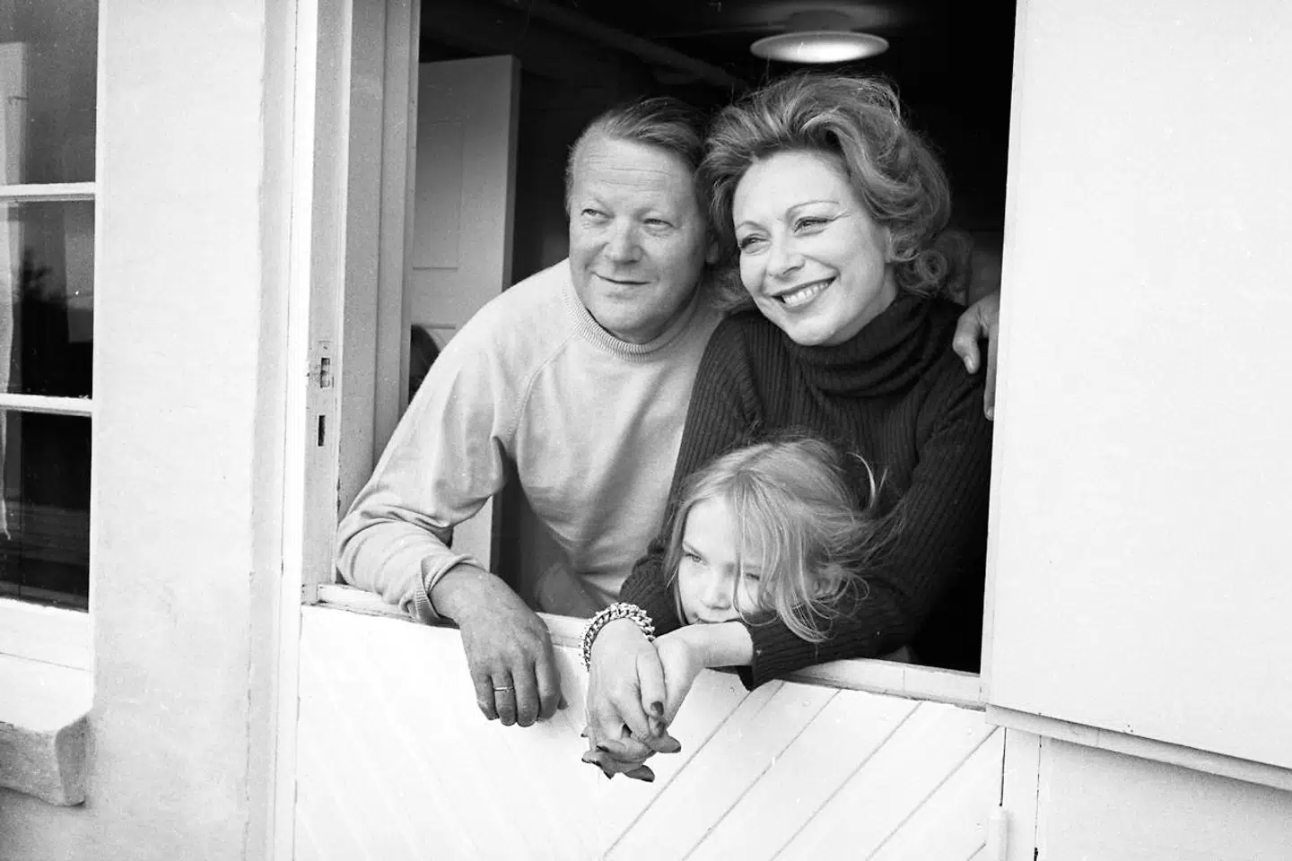 Det var i tiden som statsministerfrue, at skuespiller Helle Virker blev behandlet af den healer, som viste sig at være den berygtede nazispion Jenny Holm. Her ses hun med Jens Otto Krag og datteren Søsser.