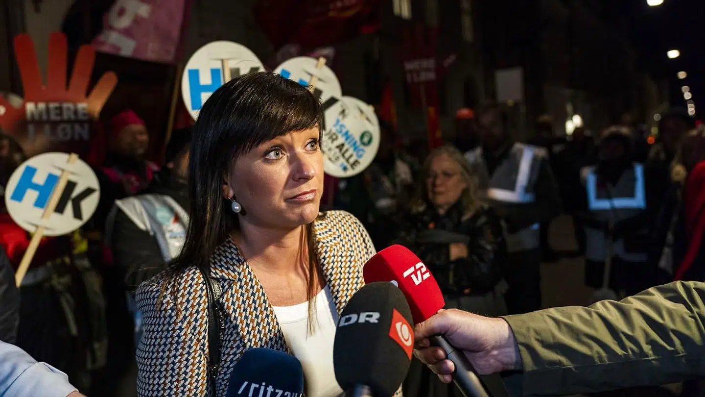 Sophie Løhde forlader Forligsinstitutionen i København sent søndag aften.