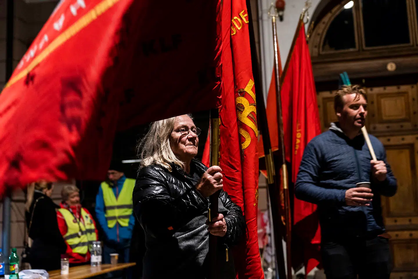 Foran Forligsinstitutionen i København søndag aften.
