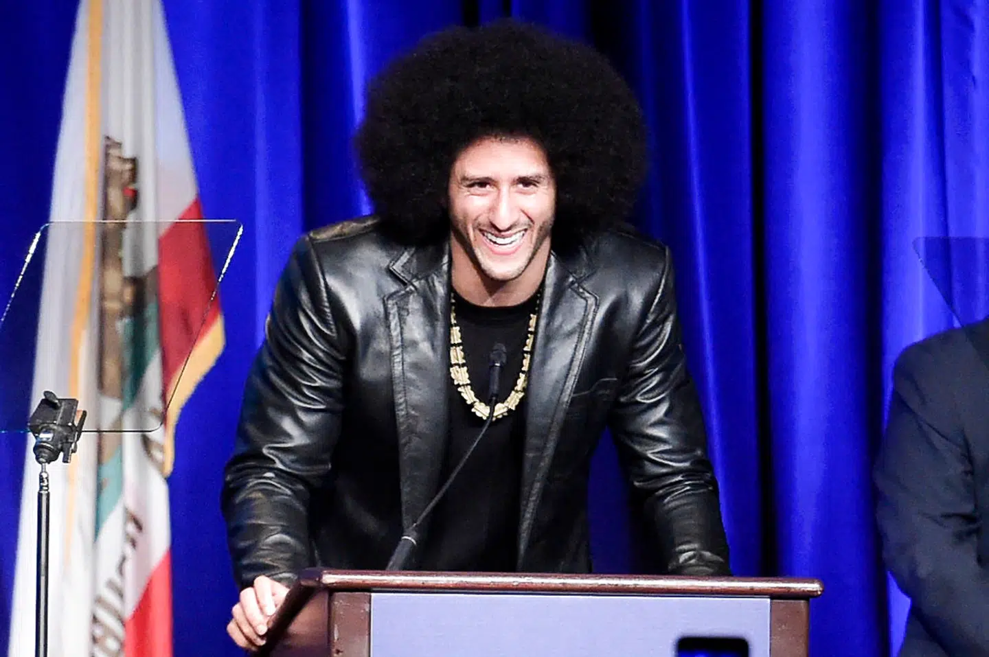 Colin Kaepernick modtog den 21. april prisen Amnesty's Ambassador of Conscience Award.