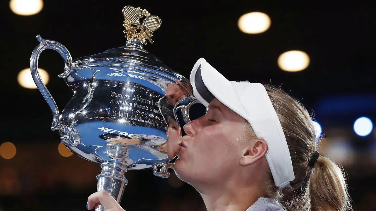Caroline Wozniacki kysser grand slam-trofæet, som er hendes allerførste af slagsen i karrieren. Den kom i hus, efter hun besejrede rumænske Simona Halep i finalen.
