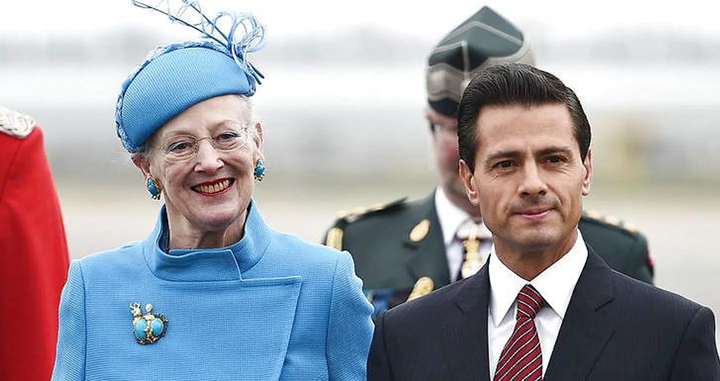 I 2016 bar dronningen både de turkise øreringe og brochen, da hun tog imod Mexicos præsident Enrique Peña Nieto-