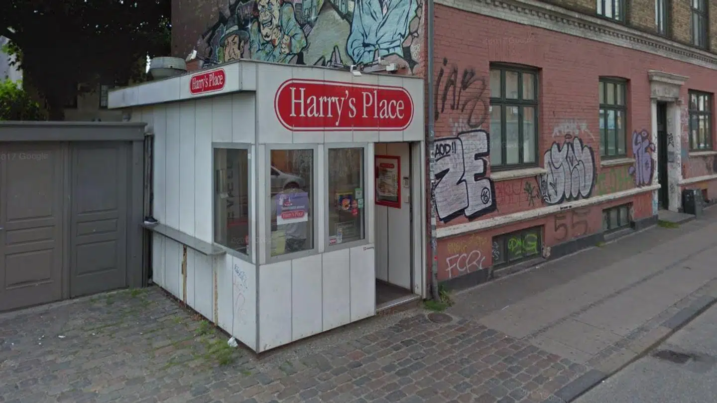 Dette er pølsevognen på Nordre Fasanvej og ikke den i Hellerup, som har fået en sur smiley.