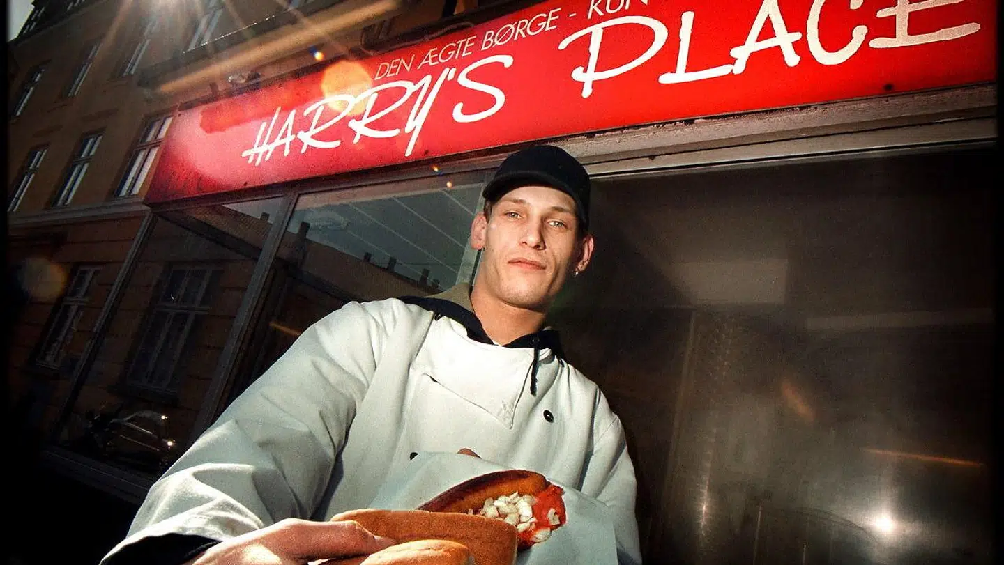 Arkivfoto: Pølsemand Nis Keite foran "Harrys Place" med den berømte "Børge med krudt i".