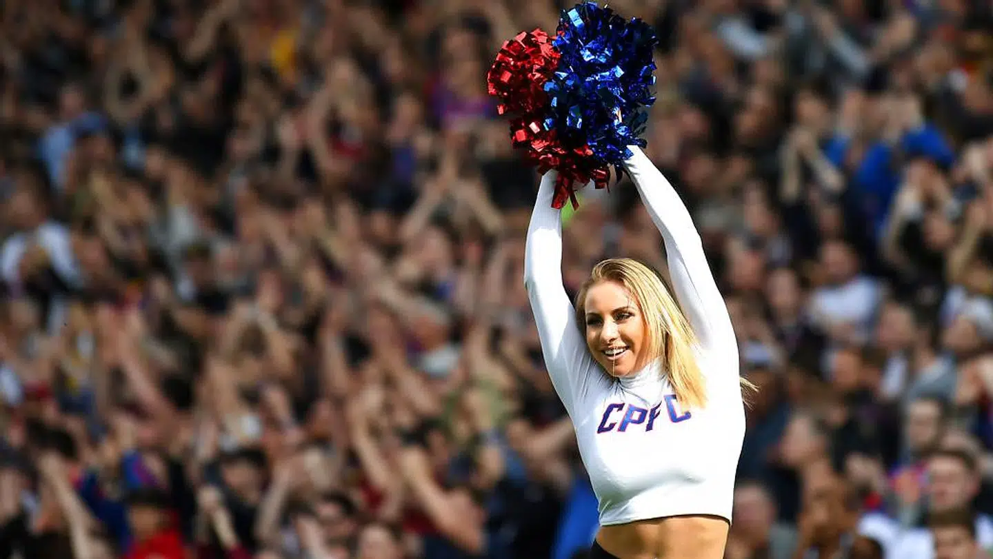 Crystal Palace er den eneste Premier League-klub, der har cheerleaders. Gruppen hedder Crystals, og på billedet her ses ikke Gemma Keen, men en af hendes kollegaer.