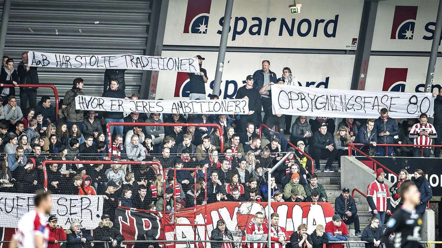 »AaB har stolte traditioner. Hvor er jeres ambitioner?« Sådan står der på to af bannerne, som utilfredse AaB-fans holder op i søndagens Superliga-kamp mod AC Horsens.