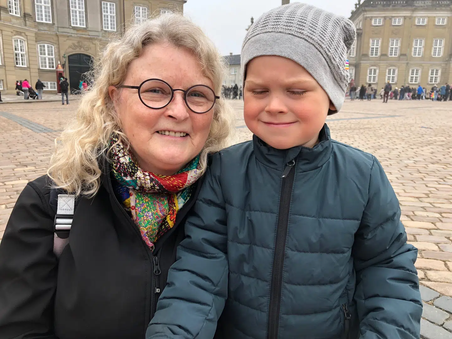 Anne Heiredal og barnebarnet Benjamin var også taget ind for at vinke til dronningen.