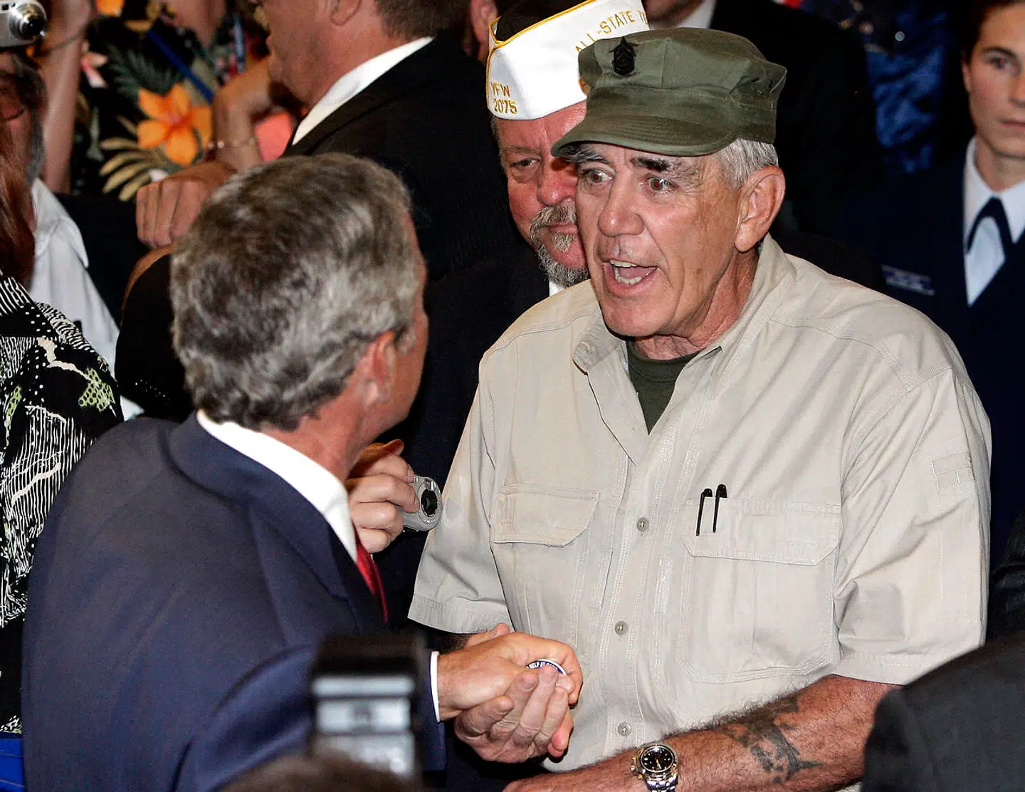 ARKIVFOTO. Her ses R. Lee Ermey med den tidligere amerikanske præsident President George W. Bush.