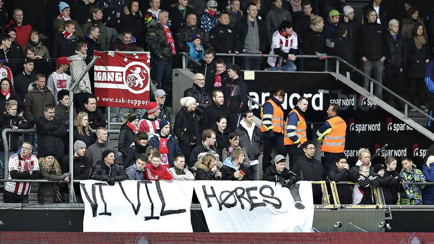 En gruppe AaB-fans (ikke nødvendigvis dem her) er trådt op på klubbens anlæg for at vise deres utilfredshed. ARKIVBILLEDE.