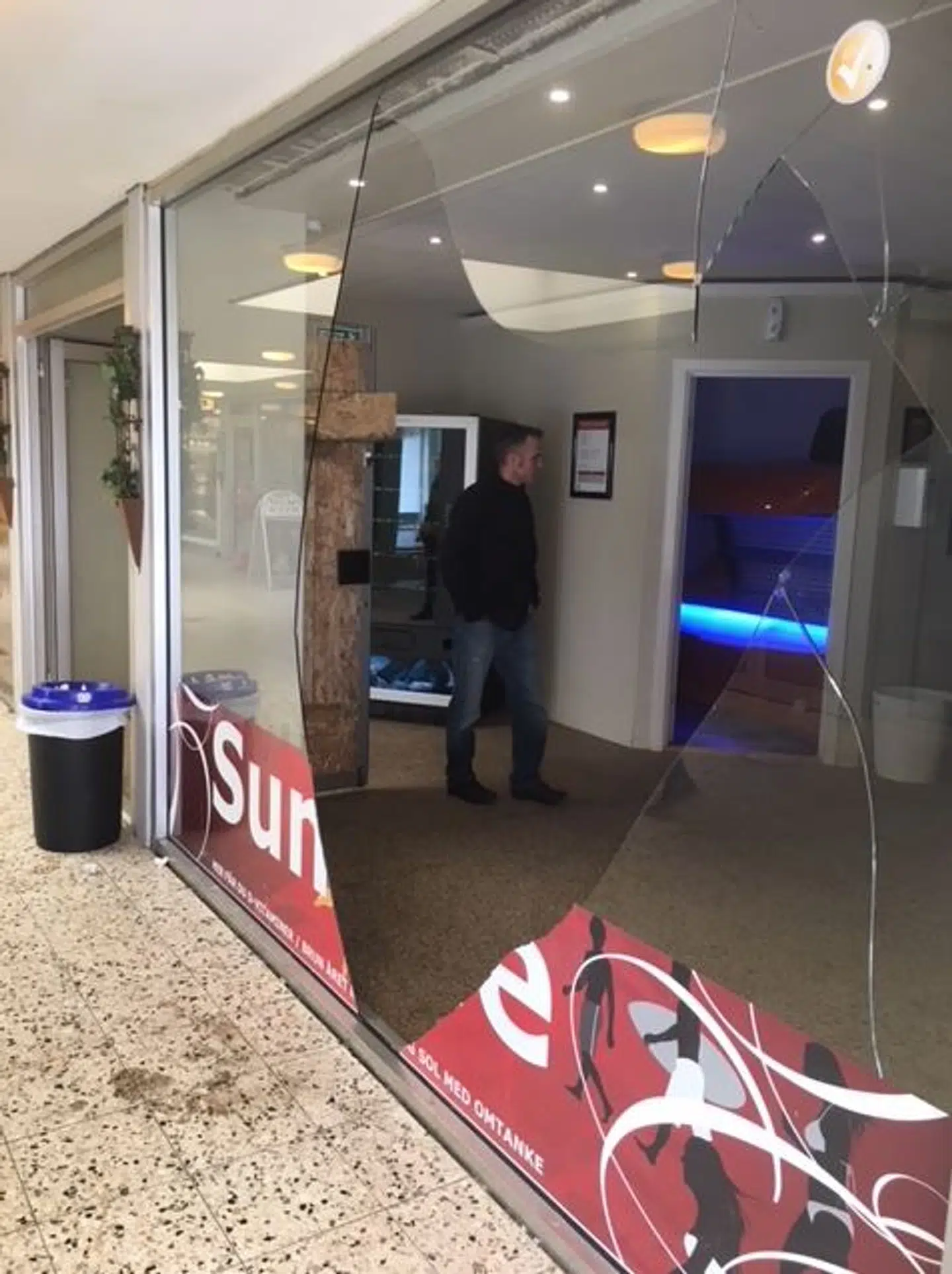 En af butikkerne i Frydensdalcenteret i Aarhus V, der har fået smadret sine ruder.
