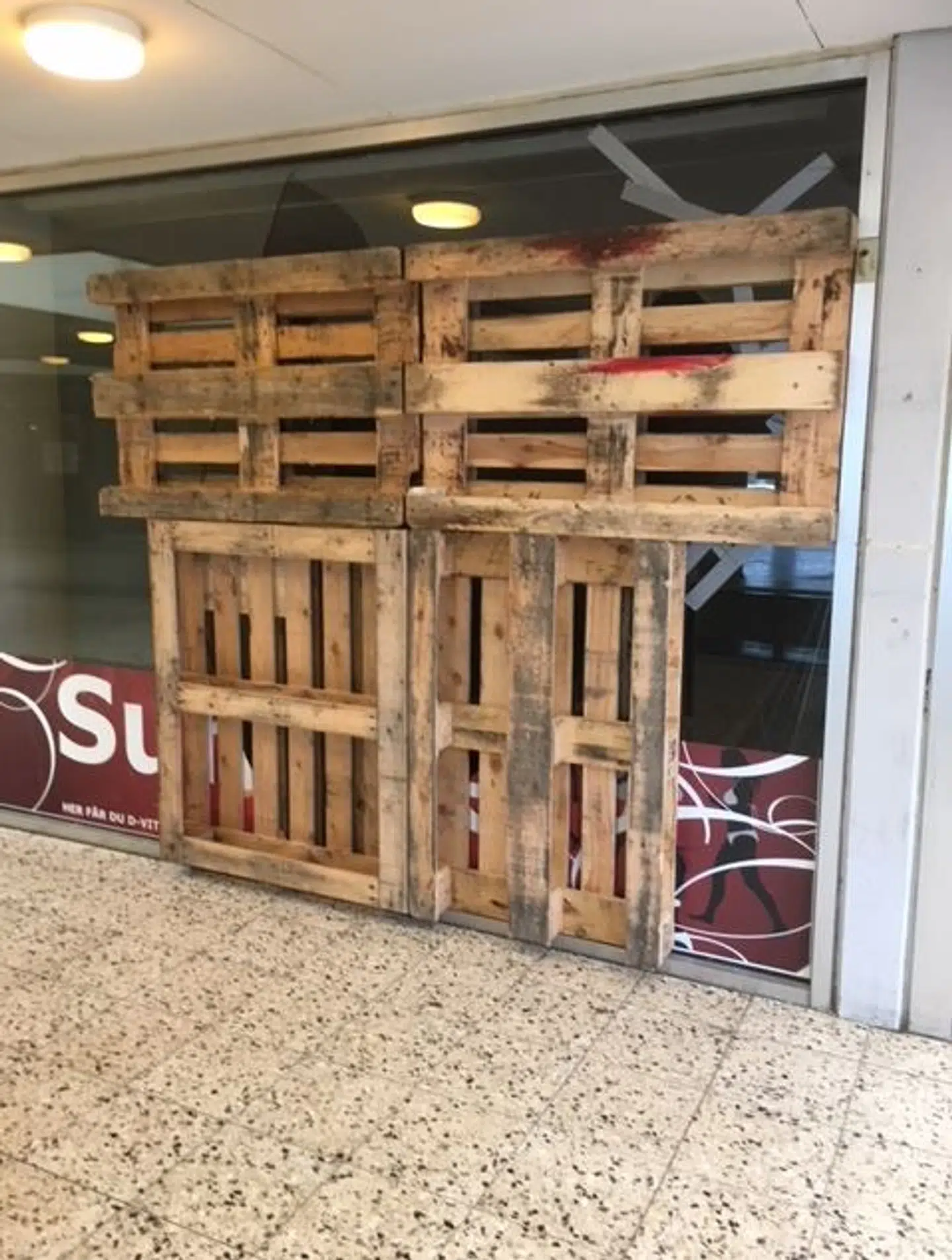 En af butikkerne i Frydensdalcenteret i Aarhus V, der har fået smadret sine ruder.